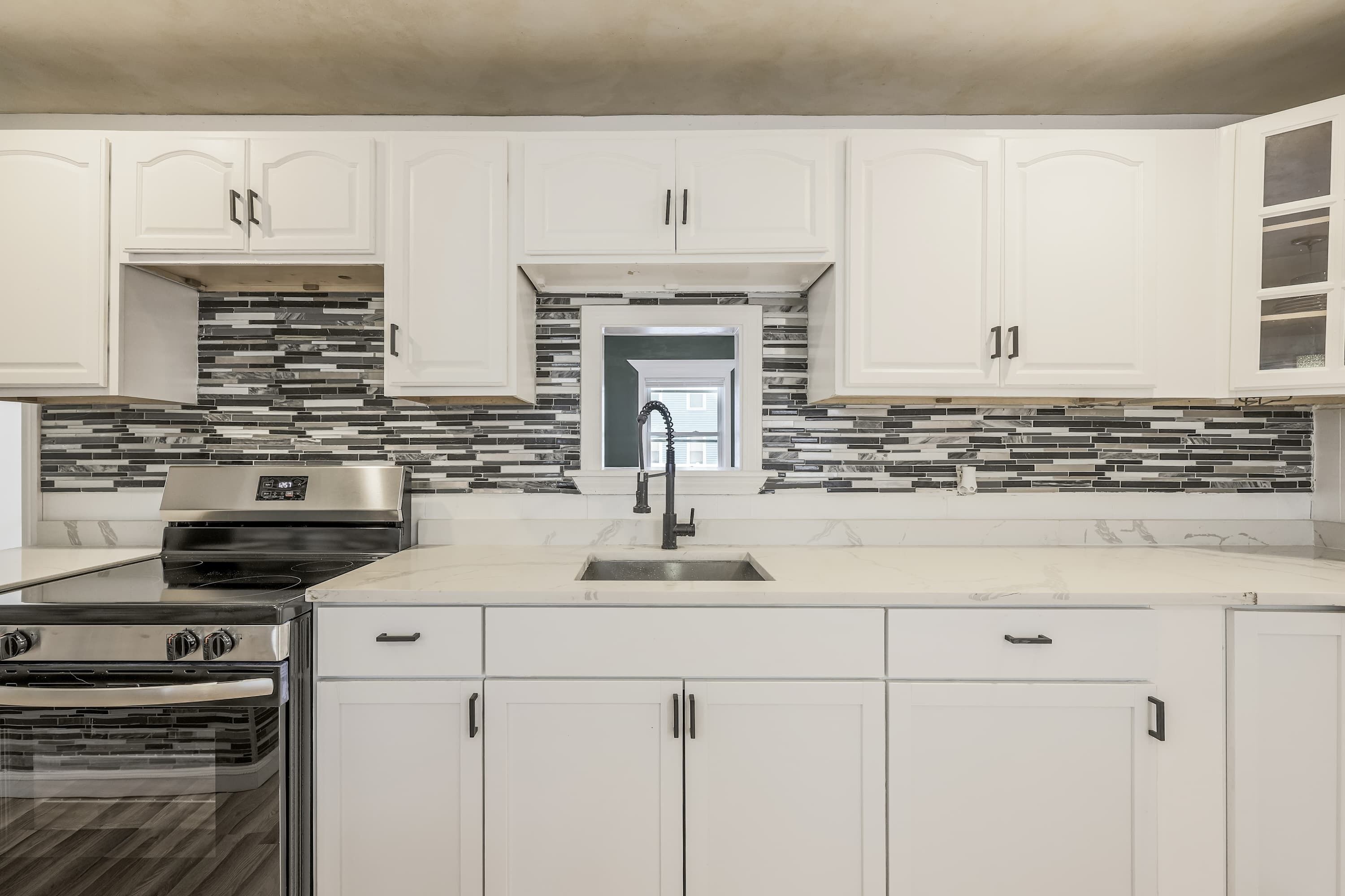 Jääkaappi, mikroaaltouuni, liesi, astianpesukone