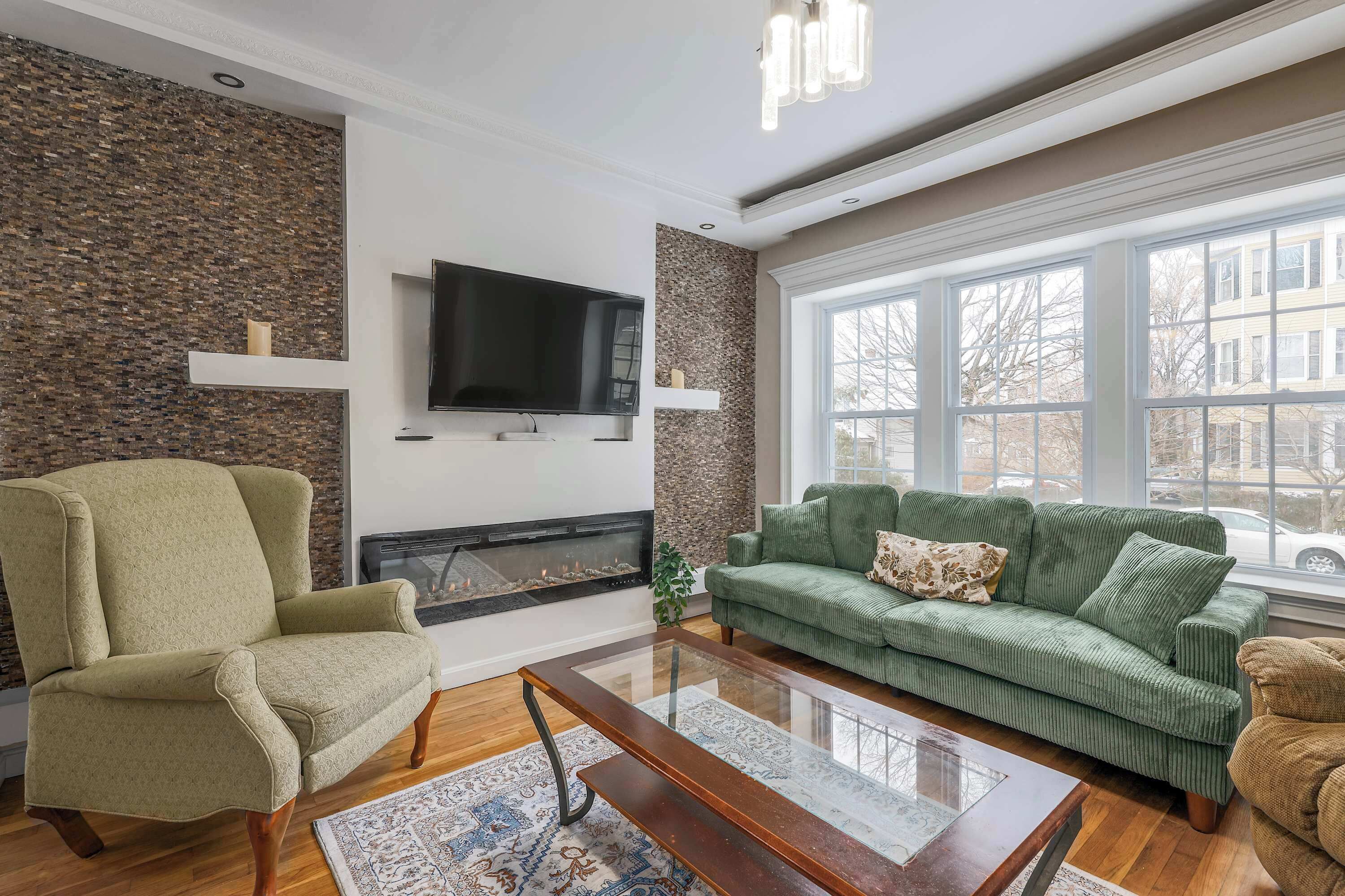 Televisión y chimenea 