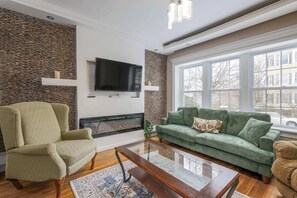 Televisión y chimenea 