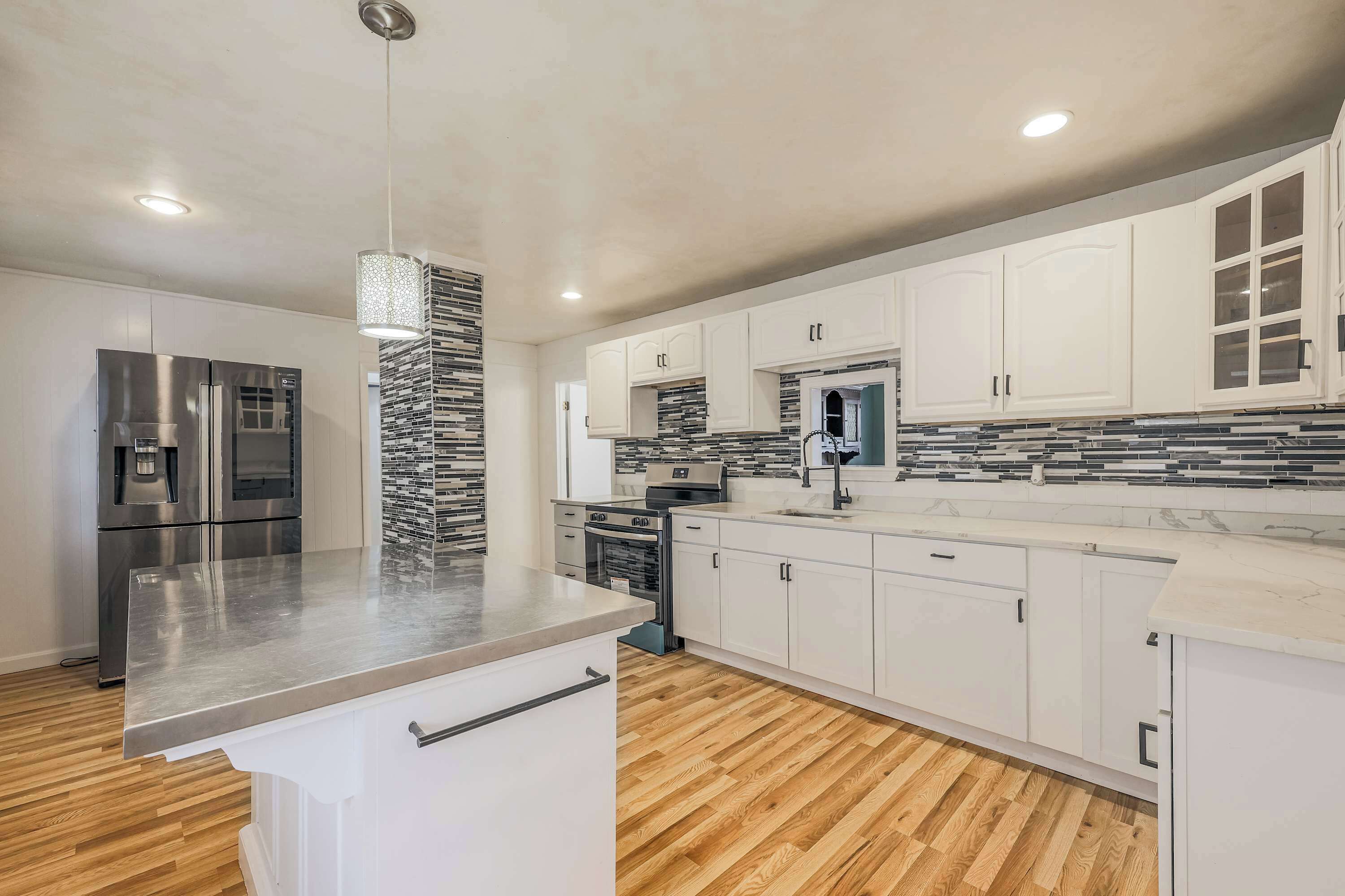 Kühlschrank, Mikrowelle, Herdplatte, Geschirrspüler