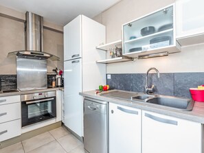 Fridge, microwave, oven, dishwasher - Pomellec by Interhome (Saint Malo)
