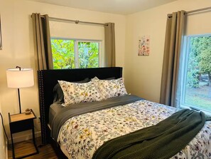 3 bedrooms, WiFi, bed sheets - 8th Street Bungalow (Polson)