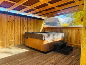Outdoor spa tub - 8th Street Bungalow (Polson)