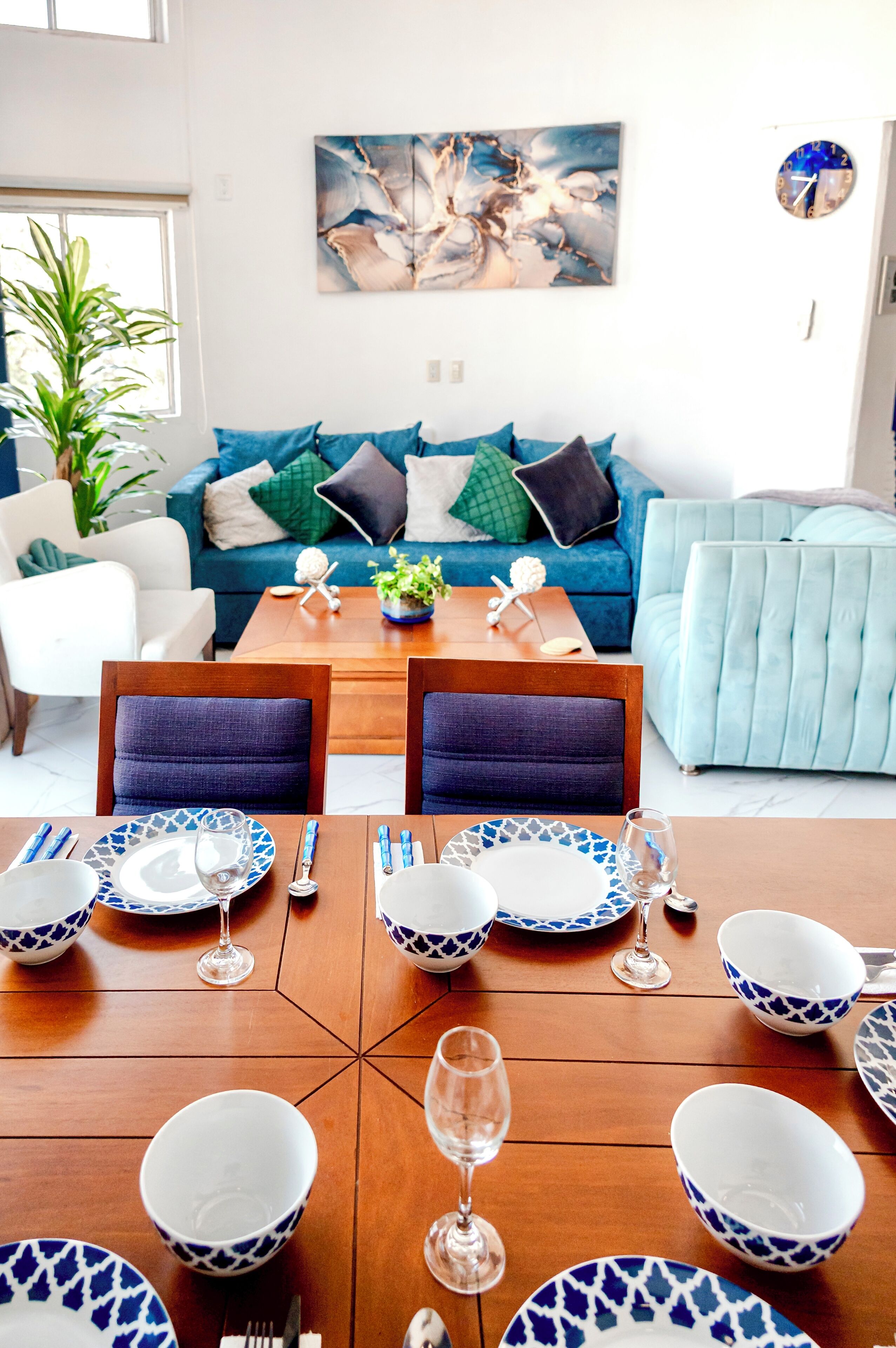 Kondominium Comfort, balkon, pemandangan laut sebagian | Makan di kamar