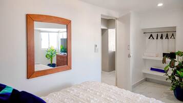 Caja de seguridad en la habitación y tabla de planchar con plancha