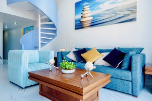 Condo Deluxe, ban công, quang cảnh một góc biển | Khu phòng khách