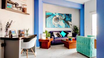 Condo Deluxe, balcón, vista a la ciudad | Área de sala de estar