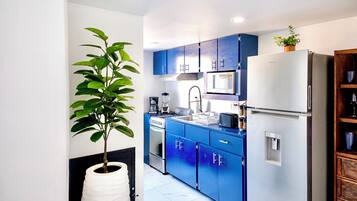 Condo Confort, balcón, vista parcial al océano | Cocina privada