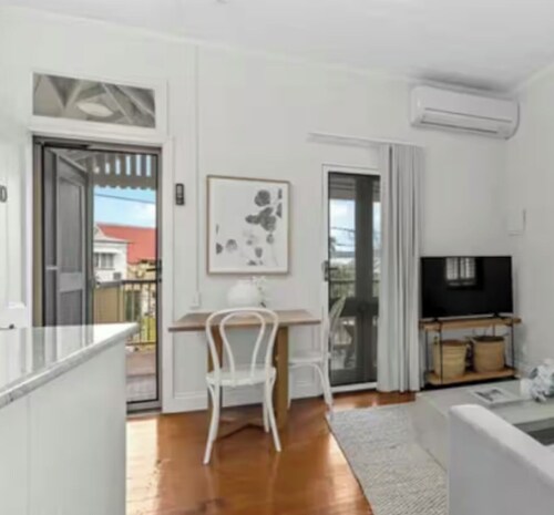 Charming Paddo 1 Bed Unit. Shops, Suncorp Stadium.