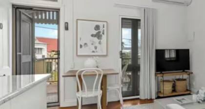 Charming Paddo 1 Bed Unit. Shops, Suncorp Stadium.