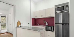 Microwave, stovetop - Charming Paddo 1 Bed Unit. Shops, Suncorp Stadium. (Paddington)