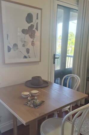 Dining - Charming Paddo 1 Bed Unit. Shops, Suncorp Stadium. (Paddington)