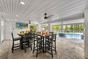 Outdoor dining - Paradise Cove | Private Pool & Spa, Putting Green, Walk to Siesta Key Beach (Sarasota)