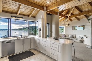 Interior - Architectural Masterpiece with Pool and Sea Views (Auckland North Shore)
