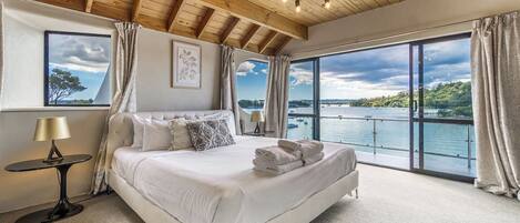 Tabla de planchar con plancha, wifi y ropa de cama