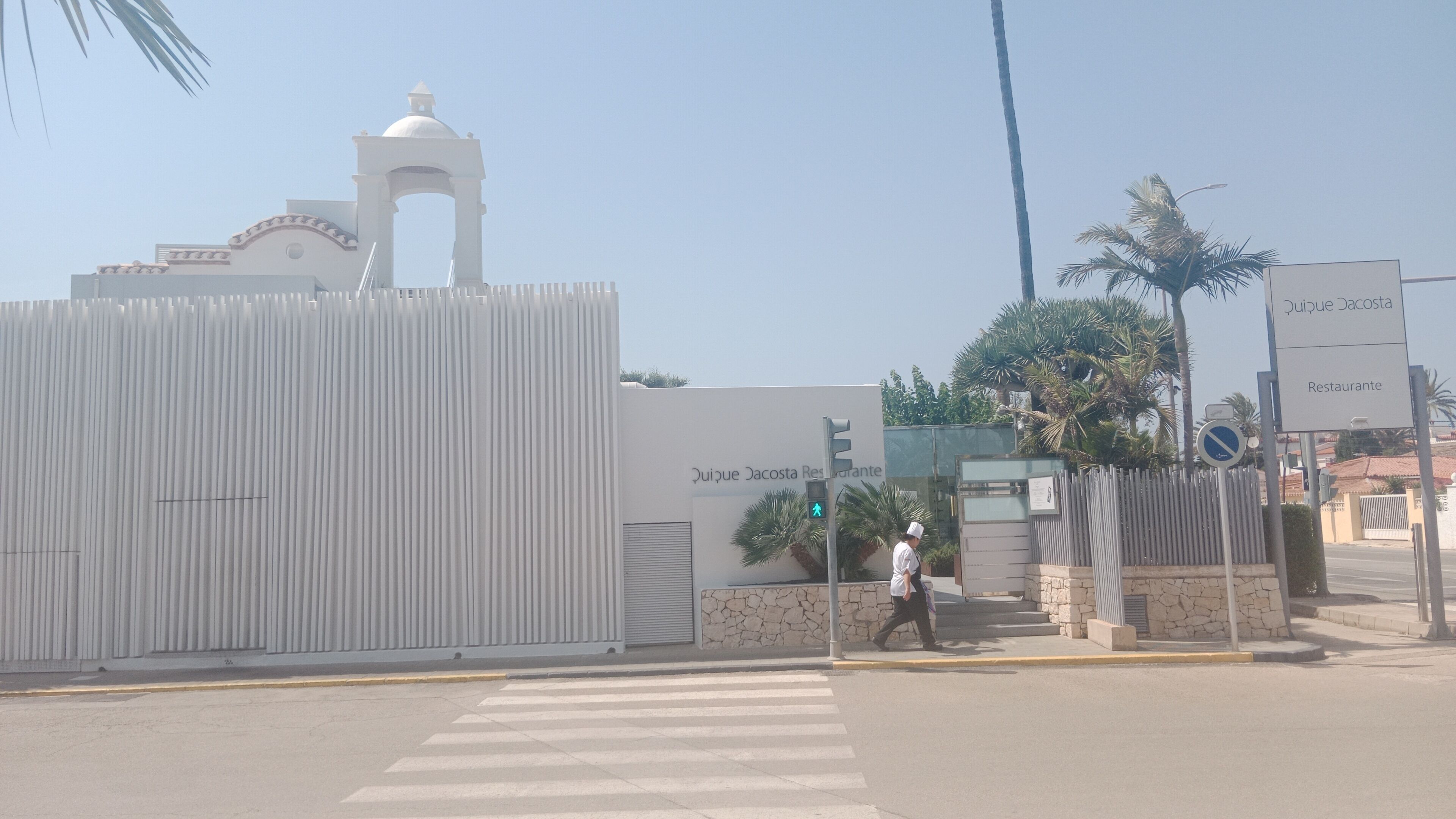 A gated entrance with a sign for 'Quique Jacosta Restaurante'.