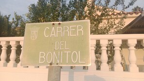 A sign with the text "CARRER DEL BONITOL" and a crown emblem.