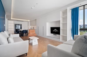 Apartment (3 Bedrooms) | Living area