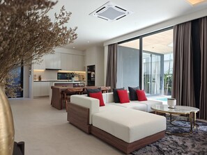 Vila standard (4 Bedrooms) | Área de estar | Smart TV 50 polegadas com canais a cabo