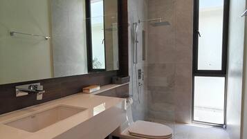 Villa estándar (4 Bedrooms) | Baño | Ducha, bidé, toallas y jabón