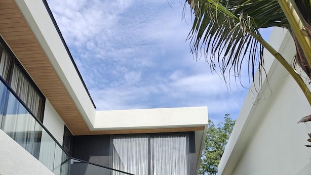 A modern two-story house with a swimming pool, large windows, and a balcony. - Aileen Layan Villa 2 Private Pool 4bedroom (Choeng Thale)