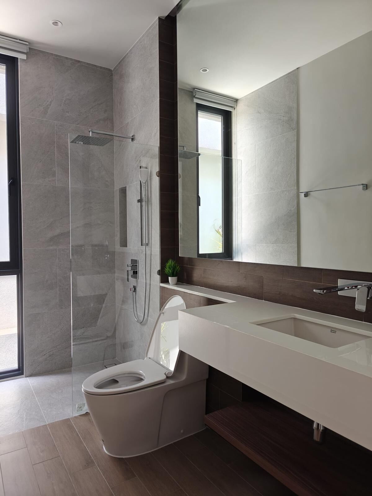 Shower, bidet, towels, shampoo