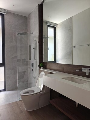 Shower, bidet, towels, shampoo - Aileen Layan Villa 3 Private Pool 4 Bedroom (Choeng Thale)