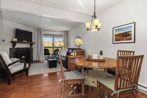 Smart TV, fireplace - C309 Shadow Run: *Renovated & Updated* Walk to Slopes, Pool & Hot Tubs (Steamboat Springs)