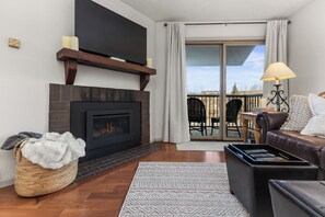 Smart TV, fireplace - C309 Shadow Run: *Renovated & Updated* Walk to Slopes, Pool & Hot Tubs (Steamboat Springs)