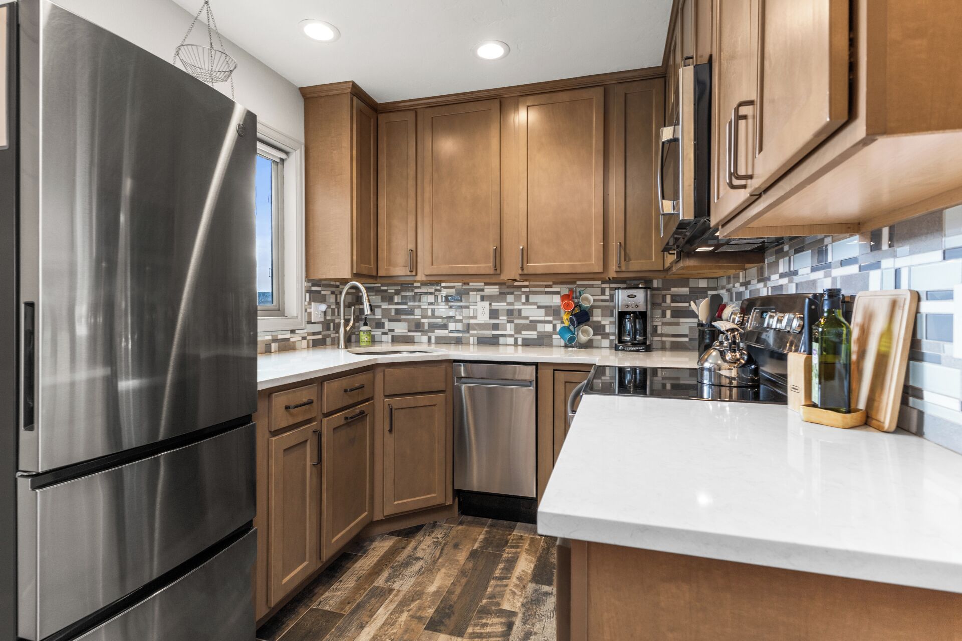 冷蔵庫、電子レンジ、オーブン、コンロ