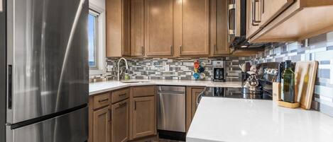 冷蔵庫、電子レンジ、オーブン、コンロ