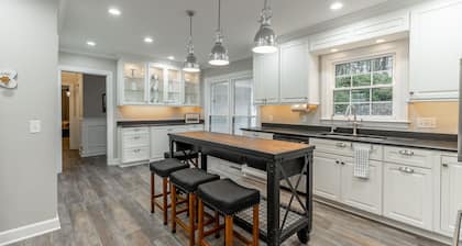 Escape to Hilltop Hideaway in Chattanooga—4 beds, 3 baths, mountain views, sleeps 8!