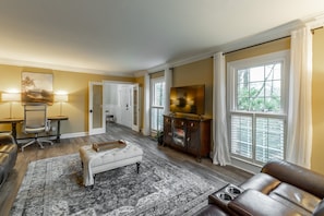 Smart TV - Escape to Hilltop Hideaway in Chattanooga—4 beds, 3 baths, mountain views, sleeps 8! (Chattanooga)