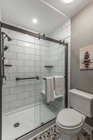 Shower, hair dryer, towels - Escape to Hilltop Hideaway in Chattanooga—4 beds, 3 baths, mountain views, sleeps 8! (Chattanooga)