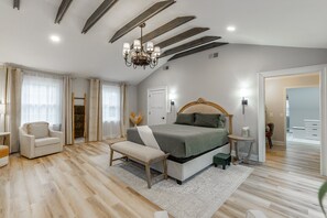 4 bedrooms, desk, iron/ironing board, free WiFi