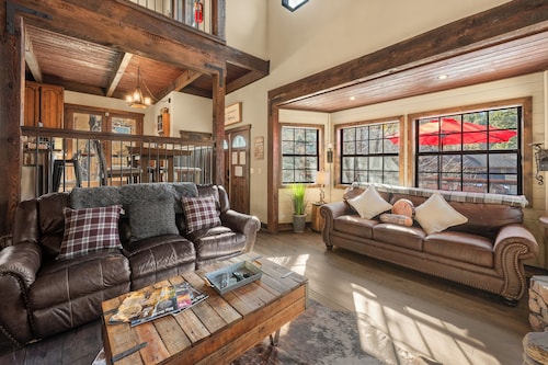 Black Bear Lodge at Moonridge - Close to Slopes, Modern, Hot Tub, Fireplace, Deck