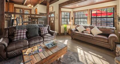 Black Bear Lodge at Moonridge - Close to Slopes, Modern, Hot Tub, Fireplace, Deck