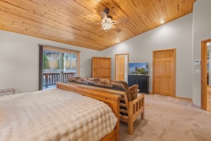 3 bedrooms, free WiFi, bed sheets - Pine Cottage - NEW! Shuffleboard, Pool Table, Smart TVs, Fenced Yard (Big Bear Lake)