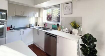 Cute Coomera Home near Theme Parks & Shops