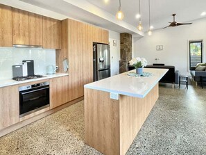 Réfrigérateur, micro-ondes, four, plaque de cuisson