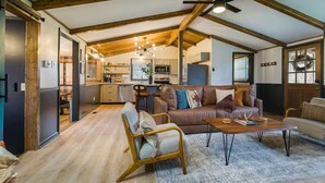 A cozy interior with a living room, kitchen, and dining area. - Riverfront- 3 Hole Golf Course - Pool - Hot Tub - Sauna - 2 Game Rooms (Elkton)