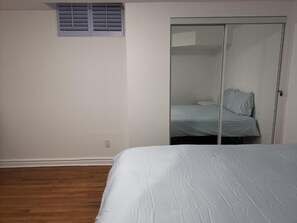 5 bedrooms, internet, bed sheets - Cozy Private Rooms in Basement (Richmond Hill)