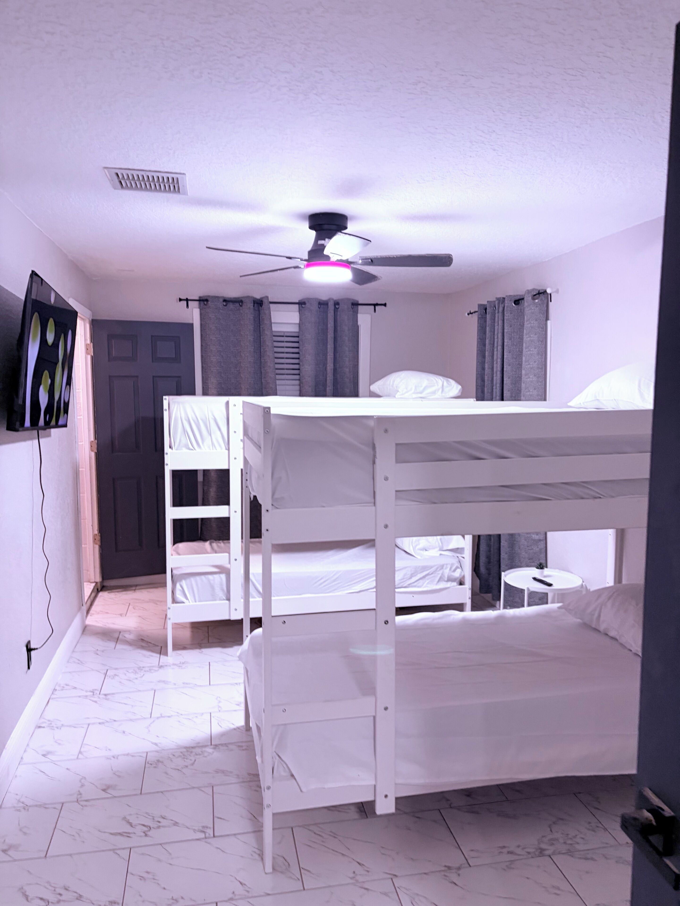 Fer et planche à repasser, accès Internet, draps fournis