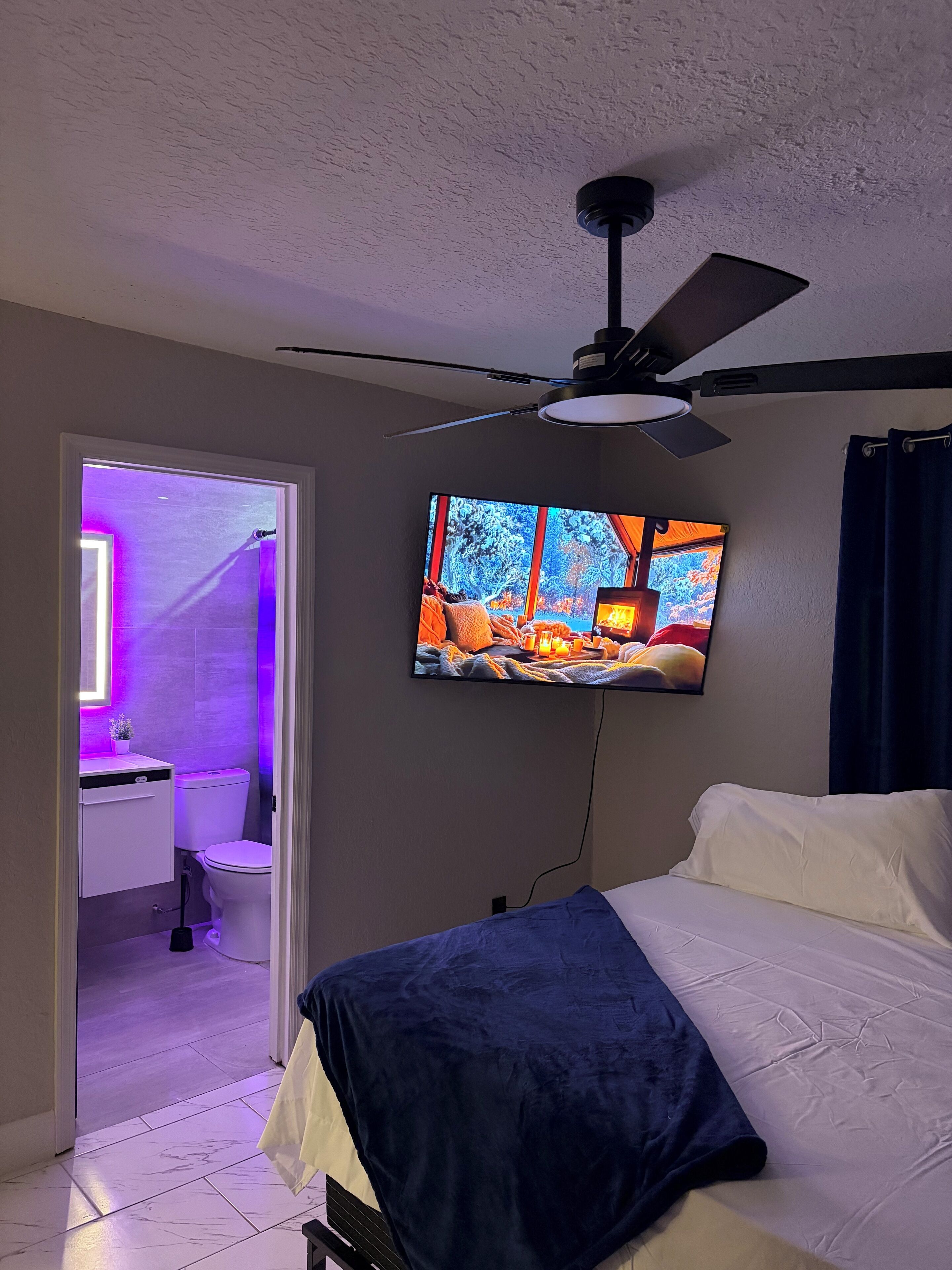 Tabla de planchar con plancha, internet y ropa de cama 