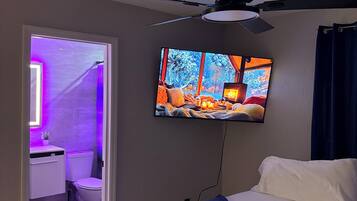 Tabla de planchar con plancha, internet y ropa de cama