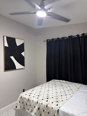 4 bedrooms, iron/ironing board, WiFi, bed sheets - PROMO: Game Day Getaway-Downtown Orlando (Orlando)