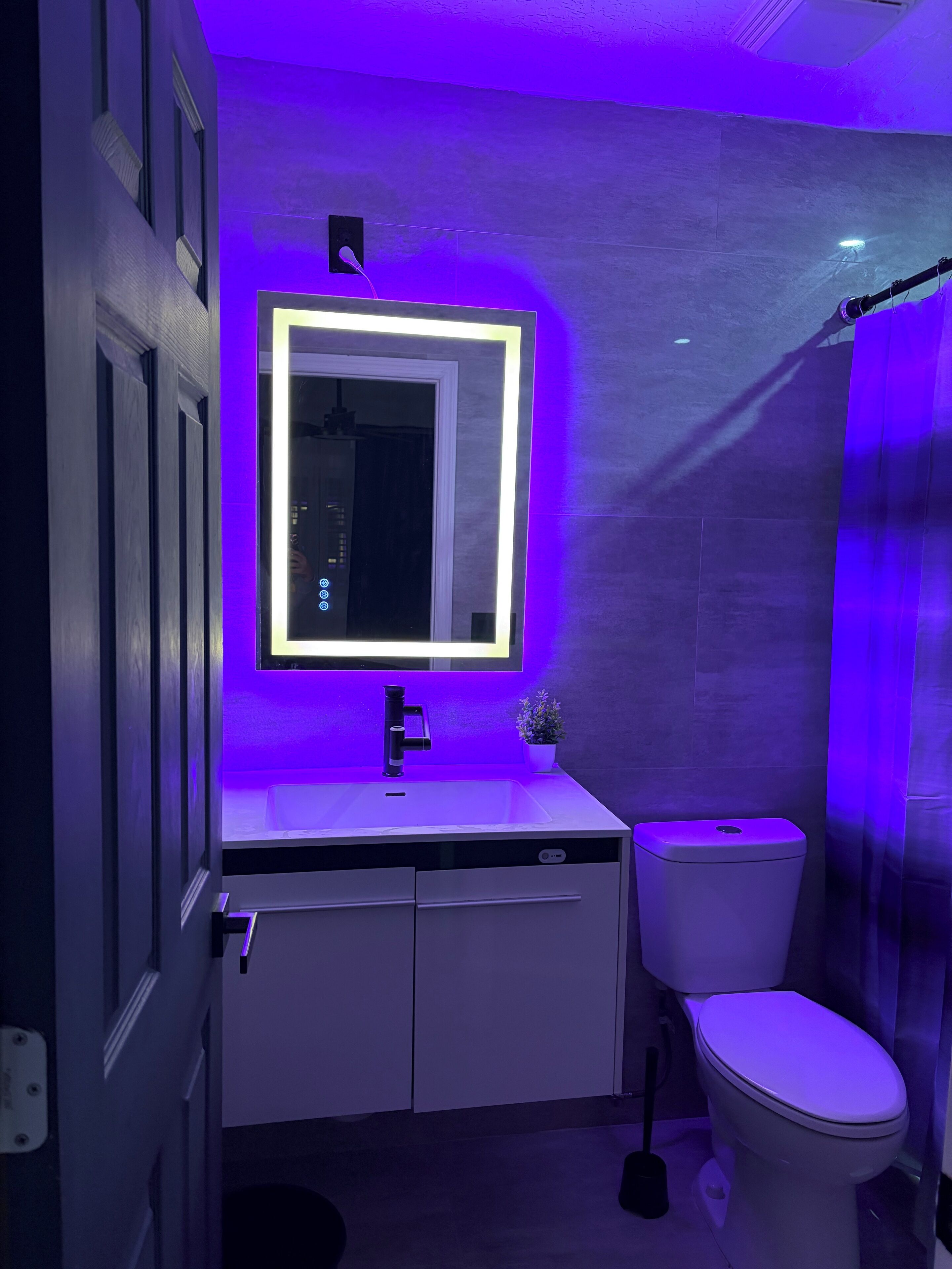 Douche, sèche-cheveux, serviettes fournies, savon