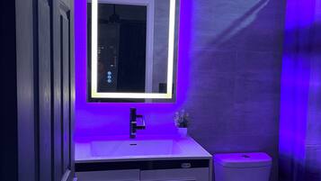 Douche, sĂšche-cheveux, serviettes fournies, savon