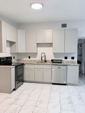 Mikrowelle, Ofen, Herdplatte, Geschirrspüler