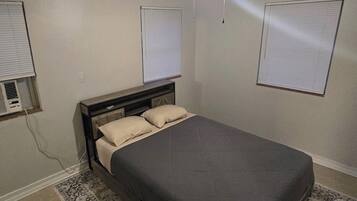 1 sovrum, skrivbord, wi-fi och sängkläder